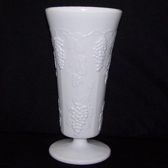 VTG Indiana Glass "Colony Harvest" Milk Glass Vase - Picture 3 of 9